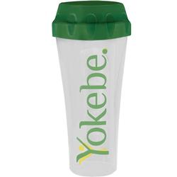 Ein transparenter Becher mit grünem Deckel und dem Schriftzug "Yokebe".