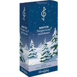 Eine Teepackung mit winterlicher Schneelandschaft und Tannenbäumen.